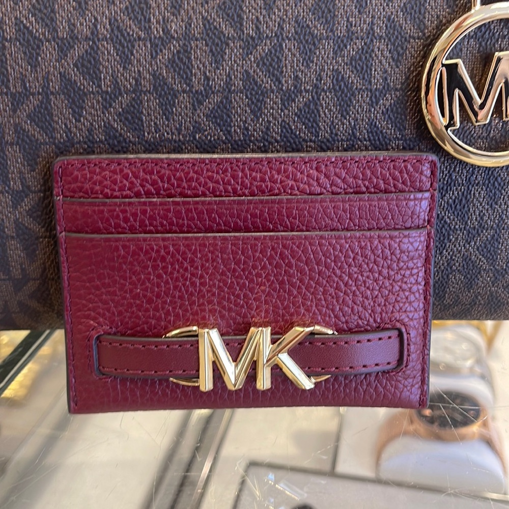 MICHAEL KORS
Reed Large Pebbled Leather Card Holder Case Wallet
DARK CHERRY
NWT